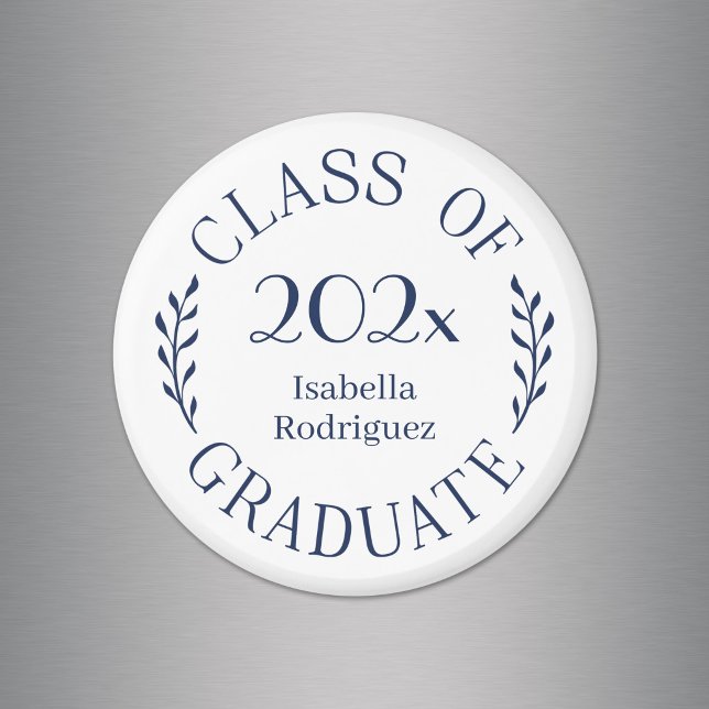 Utexaminerad 2026 Student Namn Marinblå Typografi Magnet (Class of 2026 Graduate Name Navy Blue Typography Magnet in situ)