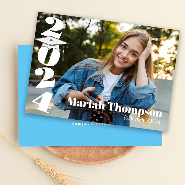 Utexaminerad Enkel Modern Stilfull Klass 2024 Inbjudningar (Graduation photo invitation announcement With Carolina Blue. )