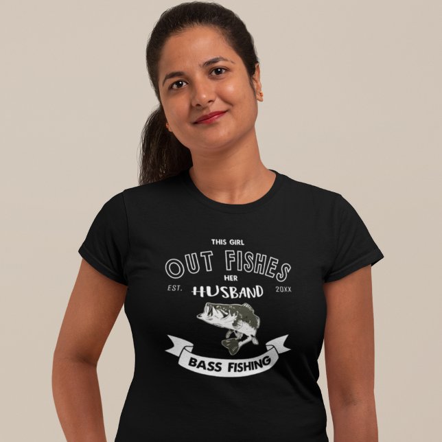 Utfiskning av fisk i Make i fiskas Bröllop T Shirt (Funny bass fishing wife t-shirt for the woman who out-fishes her husband!)
