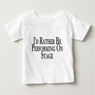 Utför ganska arrangerar på tee shirt