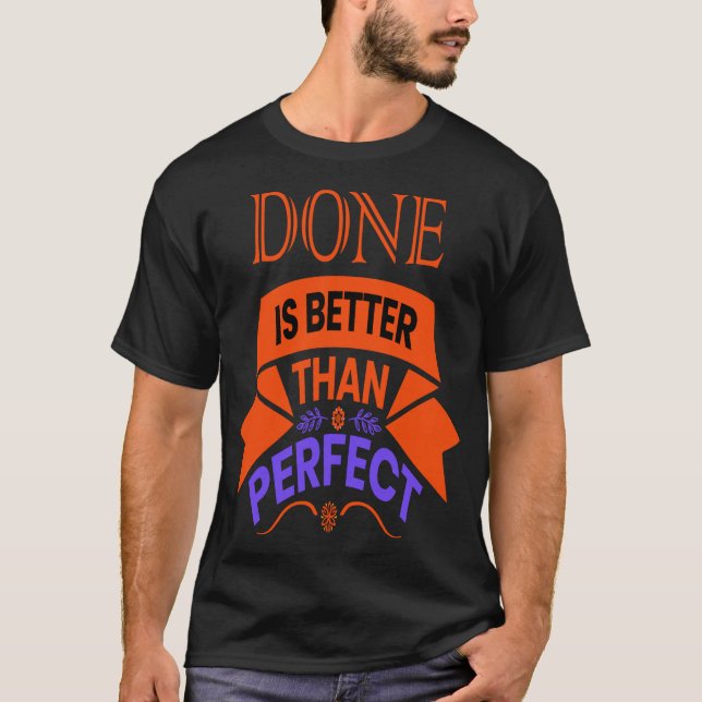 UTFÖRD ÄR BÄTTRE ÄN PERFEKT T SHIRT (Framsida)