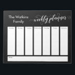 Utforma en enkel svart veckovis plan för skript anteckningsblock<br><div class="desc">Den här mångsidiga veckotidsplaneraren har konfigurerats med mycket grundläggande inslag som alla kan redigeras... utom för huvudet. Frasen "veckomollering" återges i ett detaljerat, snurrande calligrafteckensnitt och har placerats överst på sidan som grafik. Använda mallen fält om du vill lägga till informationen som du vill. Ändra även färg eller annat teckensnitt,...</div>