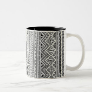 Utformning av grått aztec mönster Två-Tonad mugg