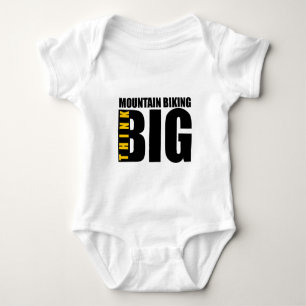 UTFORMNING AV TÄNKA STORA MOUNTAIN-BIKTIONSPORTER T SHIRT
