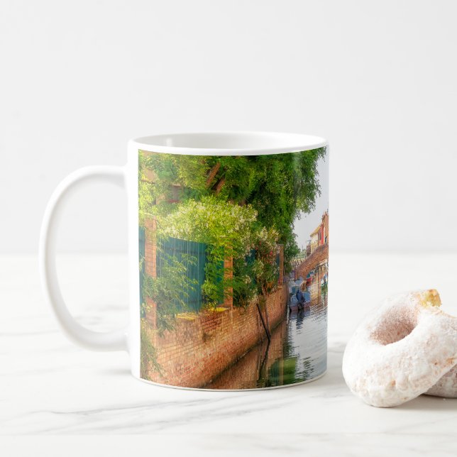 Utforska Buranos livfulla charm Kaffemugg (Med munk)
