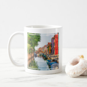 Utforska Buranos livfulla charm Kaffemugg