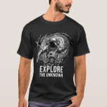 Utforska Det Okända Astronaut T-Shirt | Space Gala<br><div class="desc">Ta steget in i det stora universum med denna djärva “Utforska Det Okända” astronautdesign. Med en detaljerad rymdutforskare som svävar genom en kosmisk galax fylld med stjärnor och planeter,  fångar denna design andan av äventyr och nyfikenhet.</div>