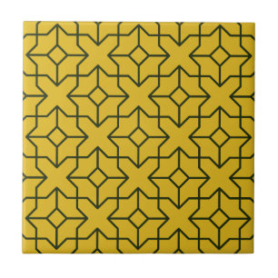 Utforska ett symmetriskt gult geometriskt mönster kakelplatta