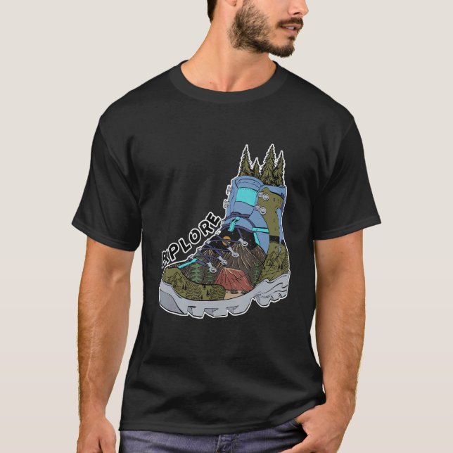 Utforska Hiking Boot Äventyr Campfire Traveler Ca T Shirt (Framsida)