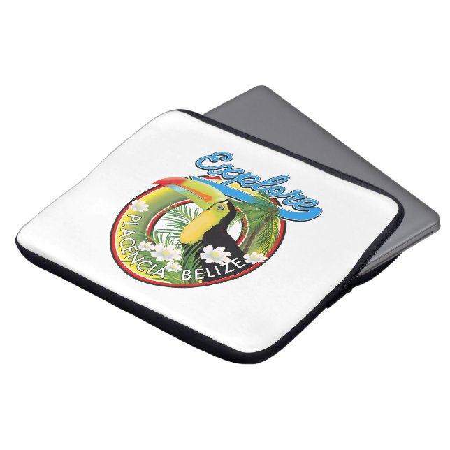 Utforska Kanvastrycket Placencia Belize logotyp Laptop Fodral (Framsida topp)