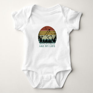 Utforska logotyp för friluftsvandrare t shirt