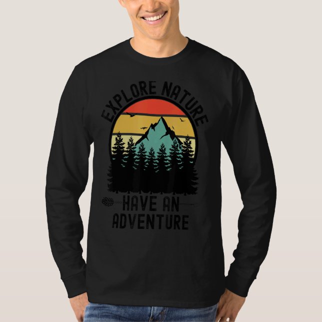 Utforska naturen har ett skogsområde i Äventyr T Shirt (Framsida)