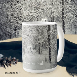 Utforska vintern-skogsspår kaffemugg