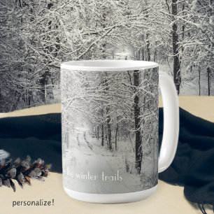 Utforska vintern-skogsspår kaffemugg