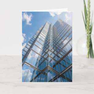 Uthöjd skyskrapa med molnreflektion kort