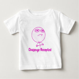 Utmaning accepterad rosa- & vittext tee shirt