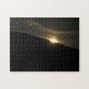 Utmaning för måne över massivt svart bergsfoto pussel
