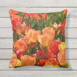 utomhus- throwpillow för orange och röda tulpan utomhuskudde