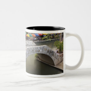 Utomhuscafé längs River Walk och bro över 2 Två-Tonad Mugg