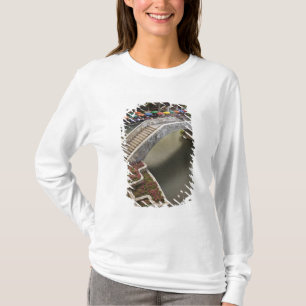 Utomhuscafé längs River Walk och bro över T Shirt