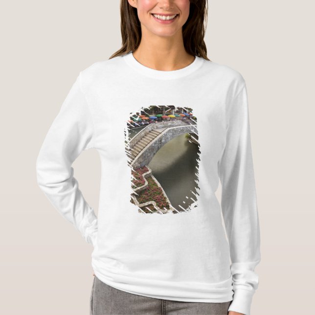 Utomhuscafé längs River Walk och bro över T Shirt (Framsida)