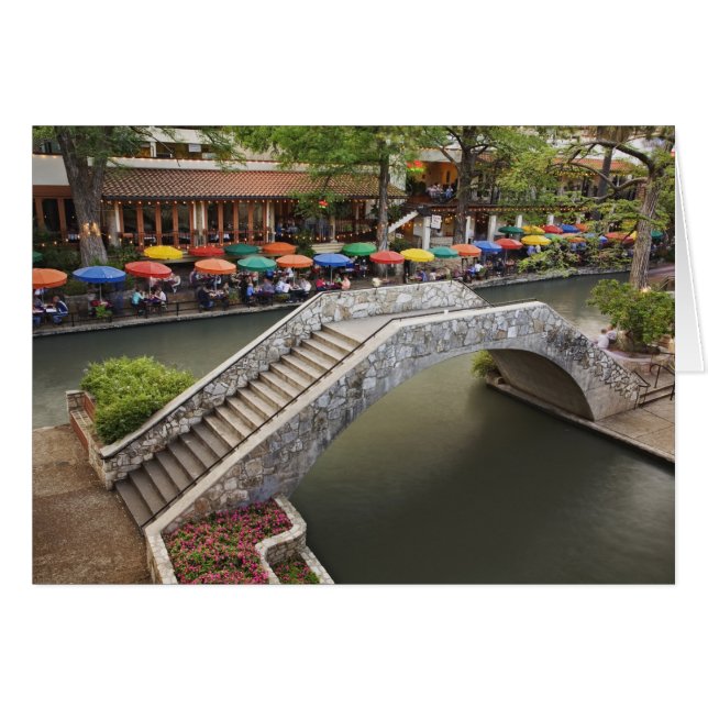Utomhuskafé längs floden Walk och bro över 2 Hälsningskort (Framsidan Horizontal)