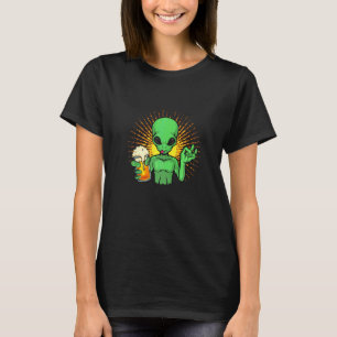 Utomjording som dricker öl Utomjordisk T Shirt
