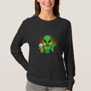 Utomjording som dricker öl Utomjordisk T Shirt