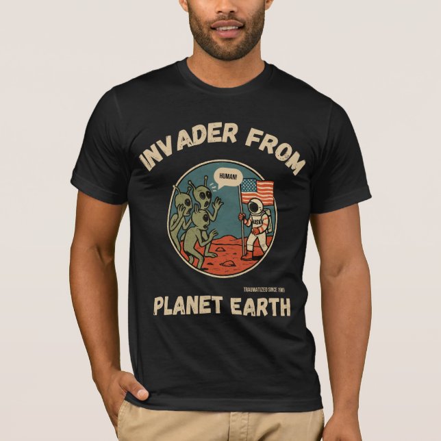 Utomjordingar och astronaut i rymdens praktiska de t shirt (Framsida)