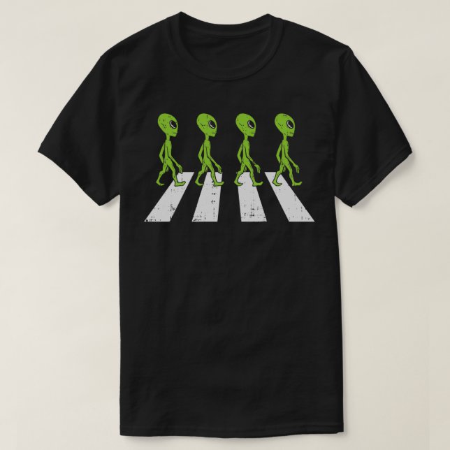 Utomjordingars Crossing Road Funny Crosspromenade  T Shirt (Design framsida)