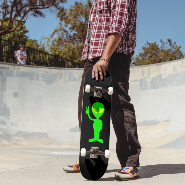UTOMJORDISK LITEN GRÖN MAN SKATEBOARD (Utomhus 2)