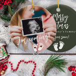 Utraljudsfoto för gravid God jul baby Julgransprydnad Keramik<br><div class="desc">Modern roligt att se ditt kort skript,  dina fotavtryck och röda hjärtan nyfödd bebis förväntar sig att keepsaké God jul från mamma tummy mörk grönt träd ornament med ditt ultraljudfoto från anpassningsbarna.</div>