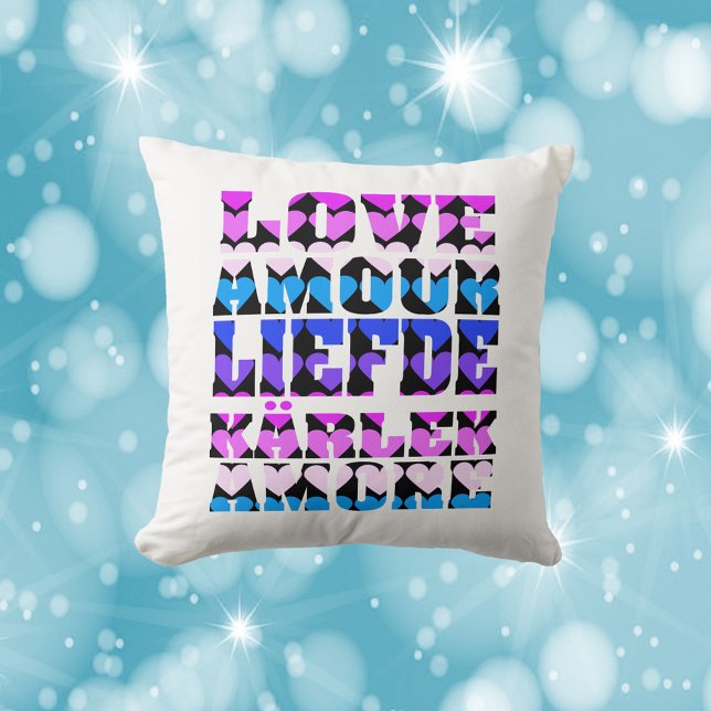 Utrikesspråk i kärlek Hjärtar Rosa Lila Black Kudde (A pillow that says love in a variety of languages with hearts in pink, blue and purple.)