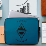 Utrymme vid bergen Laptop sleeve Blue<br><div class="desc">Handritad skyltillustration med berg,  sol och ord "rymning" och fåglar.</div>