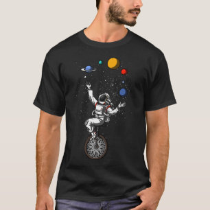 Utrymmeastronaut som jonglerar kosmisk astronomi t shirt