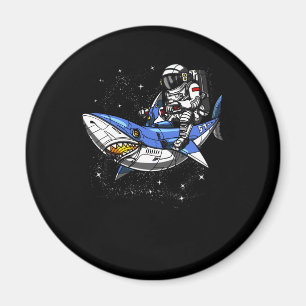 Utrymmeastronaut som rider den kosmiska hajgalaxen magnet