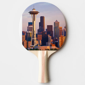 Utrymmenålen är ett torn på skymningen i Seattle Pingisracket
