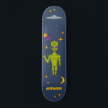Utrymmesalias med flygande Personlig Mini Skateboard Bräda 18,5 Cm<br><div class="desc">Skapa en personlig utanför världen. Skateboard-däcket har illustrationer av en kalkgrön rymdutlänning,  en ufo- eller flygsås,  stjärnor,  måne och planeter och är redot att vara personlig med namn.</div>