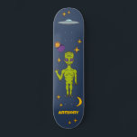 Utrymmesalias med flygande Personlig Mini Skateboard Bräda 18,5 Cm<br><div class="desc">Skapa en personlig utanför världen. Skateboard-däcket har illustrationer av en kalkgrön rymdutlänning,  en ufo- eller flygsås,  stjärnor,  måne och planeter och är redot att vara personlig med namn.</div>