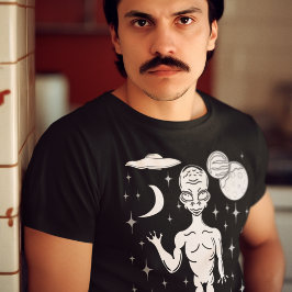 Utrymmesalias med planeter, stjärnor och flygande t shirt