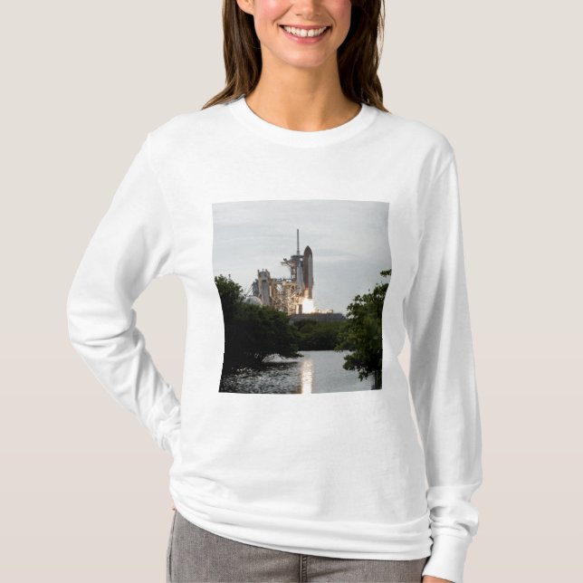 Utrymmesomvänd hiss av tee (Framsida)