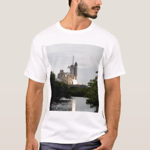 Utrymmesomvänd hiss av tee shirt