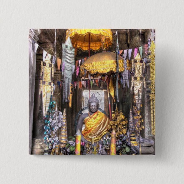 Utsikt över altaret inne i buddhisttempel, knapp (Framsida)