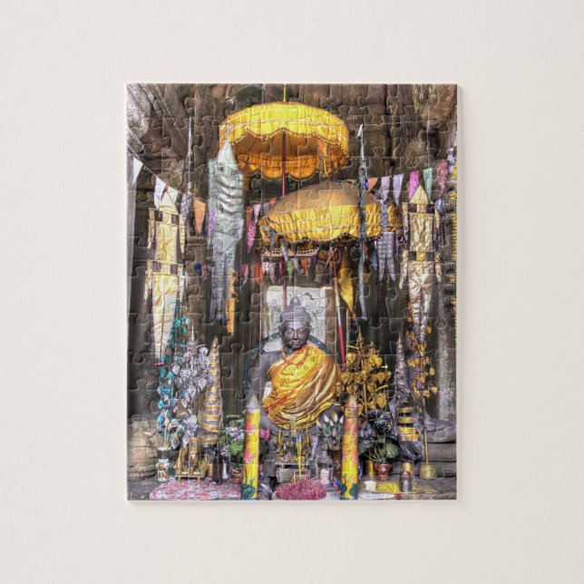 Utsikt över altaret inne i buddhisttempel, pussel (Vertikal)