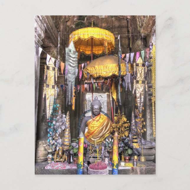 Utsikt över altaret inne i buddhisttempel, vykort (Framsida)