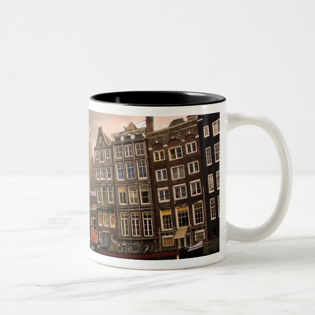 Utsikt över den unika arkitekturen och gavlar Två-Tonad mugg (Höger)