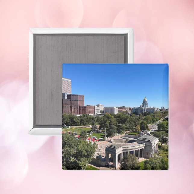 Utsikt över Denver Skyline med State Capitol Magnet (A magnet featuring the beautiful skyline of Denver, Colorado.)