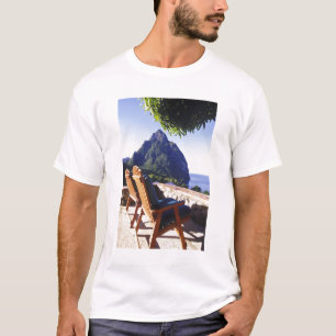 Utsikt över Gros Piton från Stonefield Estate Vill T-shirt