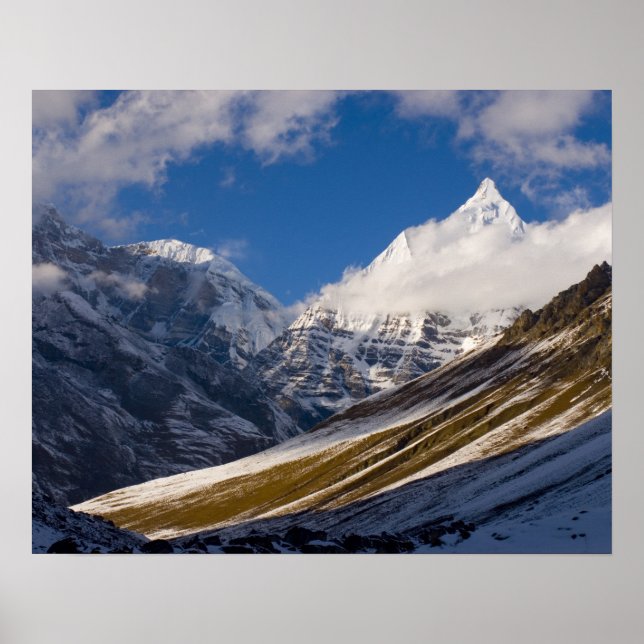 Utsikt över Mount Jichu Drake, Bhutan. Poster (Framsidan)