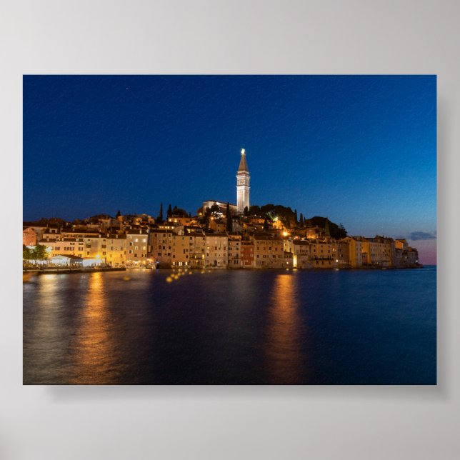 Utsikt över Rovinj på kvällen Poster (Framsidan)